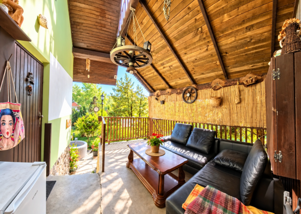 Chata s celoročným využitím a terasou | Bojná | pozemok 399 m²