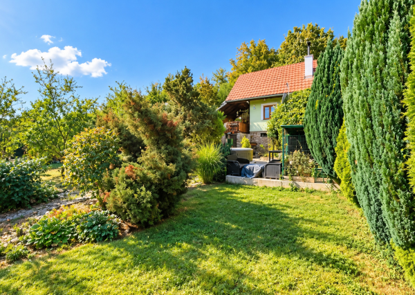 Chata s celoročným využitím a terasou | Bojná | pozemok 399 m²