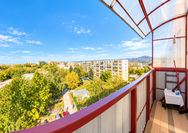 NA PREDAJ | Priestranný 3-izbový byt 73 m² + balkón + 16 m² pivnica | Nitra – Klokočinačina