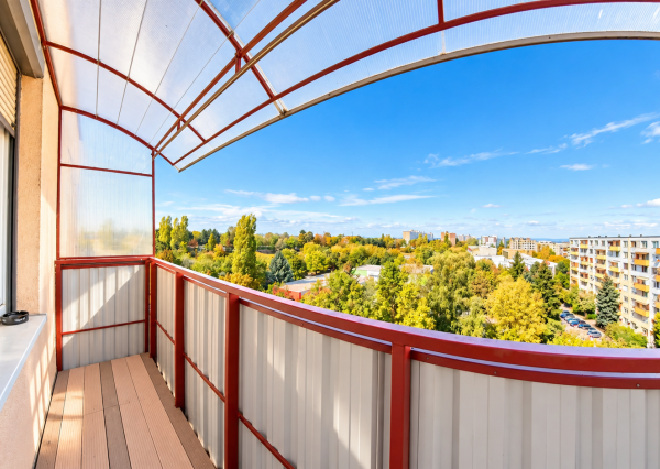 NA PREDAJ | Priestranný 3-izbový byt 73 m² + balkón + 16 m² pivnica | Nitra – Klokočinačina