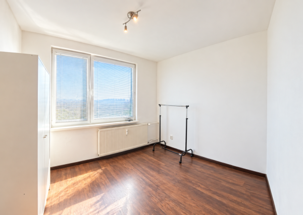 NA PREDAJ | Priestranný 3-izbový byt 73 m² + balkón + 16 m² pivnica | Nitra – Klokočinačina