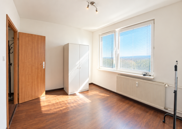 NA PREDAJ | Priestranný 3-izbový byt 73 m² + balkón + 16 m² pivnica | Nitra – Klokočinačina
