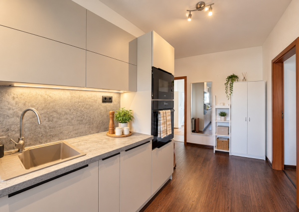 NA PREDAJ | Priestranný 3-izbový byt 73 m² + balkón + 16 m² pivnica | Nitra – Klokočinačina