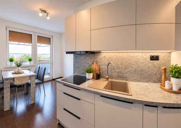 NA PREDAJ | Priestranný 3-izbový byt 73 m² + balkón + 16 m² pivnica | Nitra – Klokočinačina