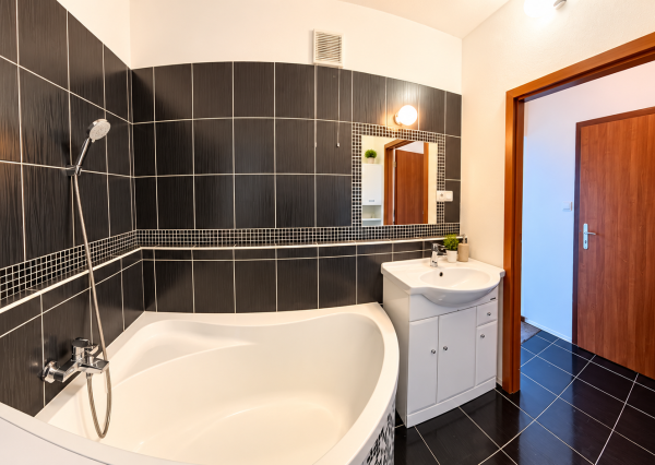 NA PREDAJ | Priestranný 3-izbový byt 73 m² + balkón + 16 m² pivnica | Nitra – Klokočinačina