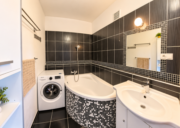 NA PREDAJ | Priestranný 3-izbový byt 73 m² + balkón + 16 m² pivnica | Nitra – Klokočinačina