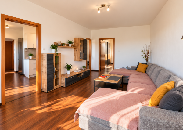 NA PREDAJ | Priestranný 3-izbový byt 73 m² + balkón + 16 m² pivnica | Nitra – Klokočinačina
