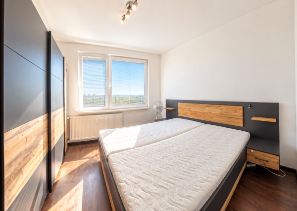 NA PREDAJ | Priestranný 3-izbový byt 73 m² + balkón + 16 m² pivnica | Nitra – Klokočinačina
