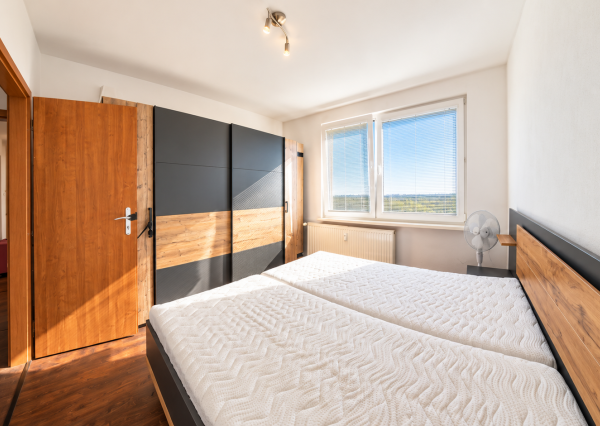 NA PREDAJ | Priestranný 3-izbový byt 73 m² + balkón + 16 m² pivnica | Nitra – Klokočinačina