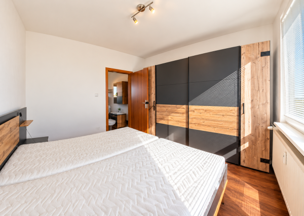 NA PREDAJ | Priestranný 3-izbový byt 73 m² + balkón + 16 m² pivnica | Nitra – Klokočinačina