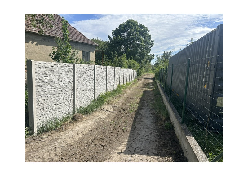 NA PREDAJ rozľahlý pozemok na stavbu bytového domu (RD v druhom rade) v SEREDI - ul. Kasárenská