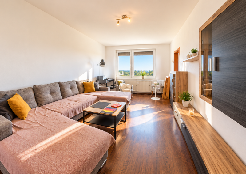NA PREDAJ | Priestranný 3-izbový byt 73 m² + balkón + 16 m² pivnica | Nitra – Klokočinačina