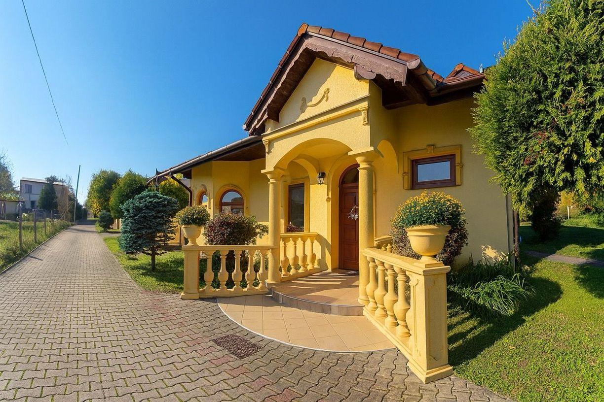 RODINNÁ  USADLOSŤ PRÍLEPY | DOM + ATELIÉR + AREÁL S HALOU