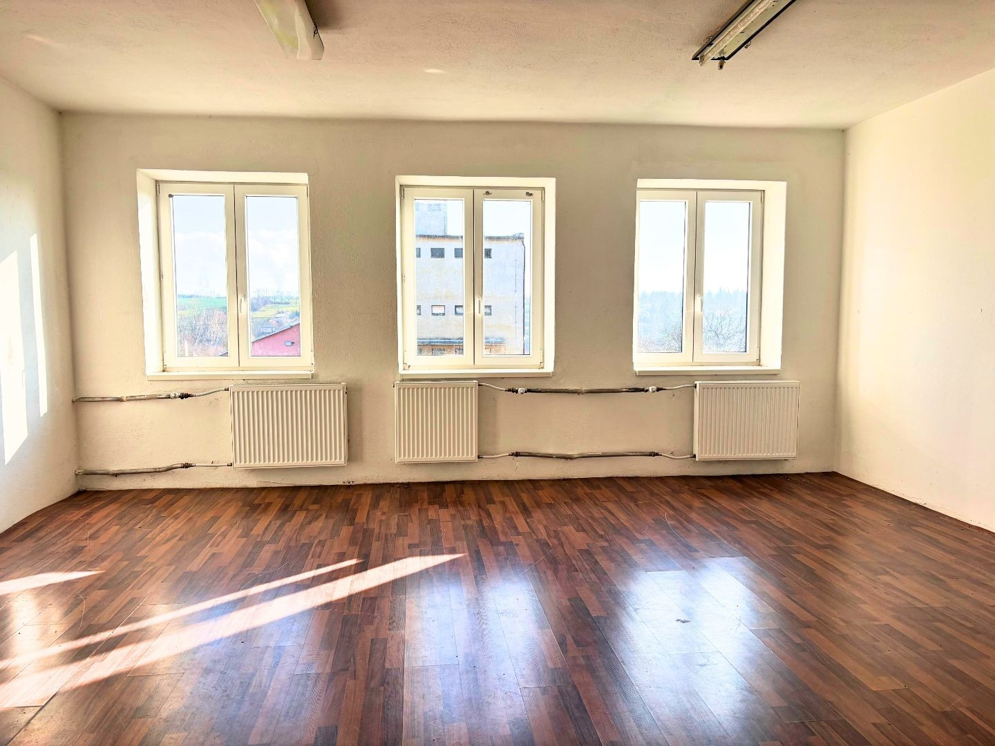 NOVÁ CENA! INVESTIČNÁ PRÍLEŽITOSŤ – Murovaná budova s možnosťou prestavby na bytový dom