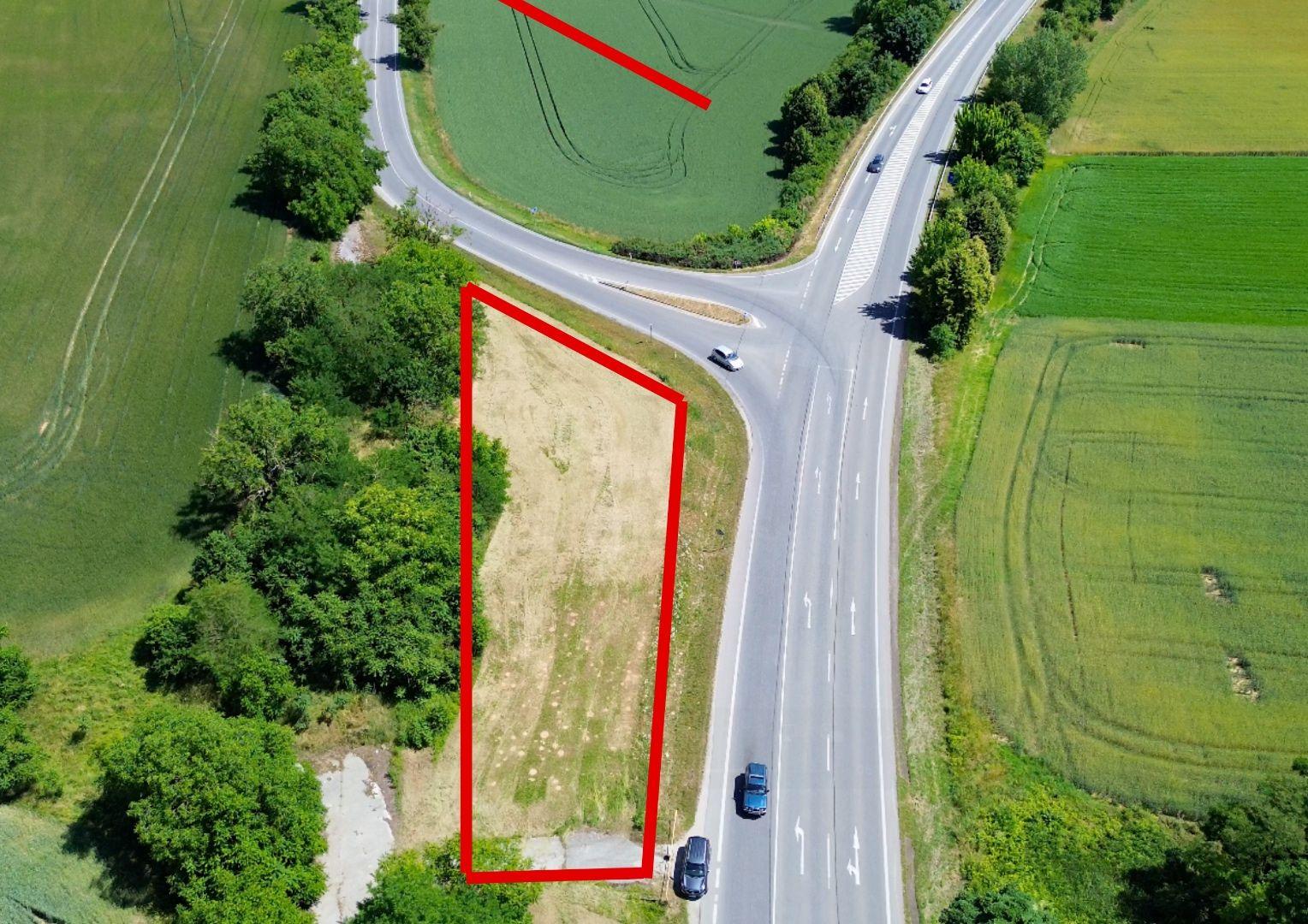 Pozemok na predaj – výborná poloha pri hlavnom ťahu Topoľčany – Nitra!