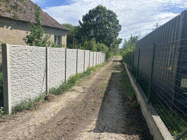 NA PREDAJ rozľahlý pozemok na stavbu bytového domu (RD v druhom rade) v SEREDI - ul. Kasárenská